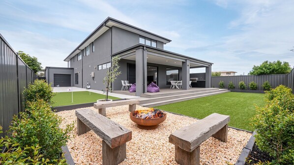 Outdoor dining - Rigby Retreat at St Leonards (St Leonards)