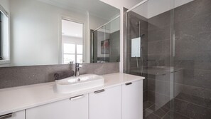 Douche, sèche-cheveux, serviettes fournies
