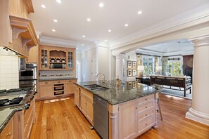 冷蔵庫、電子レンジ、オーブン、コンロ