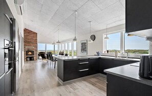 Kylskåp, spishäll, diskmaskin och kaffe- och tebryggare