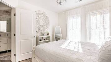 2 soverom, strykejern/-brett, reiseseng for barn og internettilgang