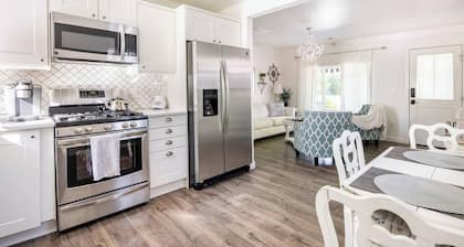 Ivywild Boutique Cottage with Patio