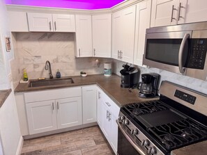 Fridge, microwave, oven, stovetop - Charming 2-bedroom house with AC, WiFi in New Smyrna Beach (New Smyrna Beach)