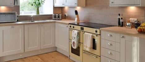 Refrigerador, microondas, horno, placa de cocina