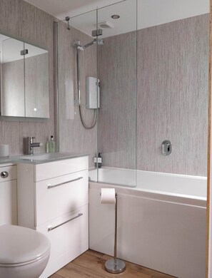 Douche, sèche-cheveux, serviettes fournies, savon