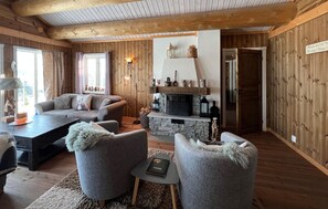 Smart TV y chimenea 