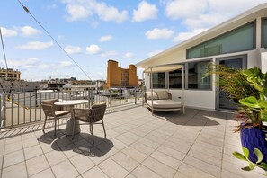 Honeymoon-Suite, 1 King-Bett, Stadtblick | Terrasse/Patio