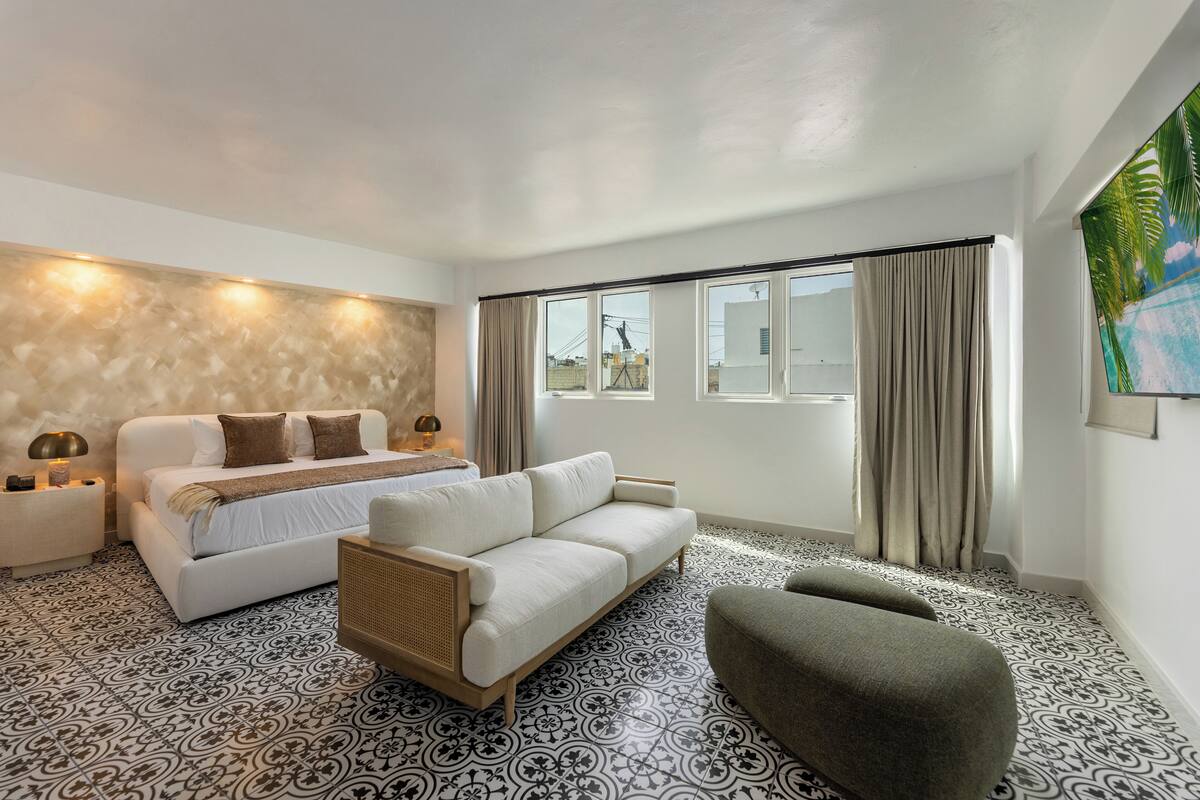 Signature Suite, 1 King Bed, Non Smoking | Premium bedding, memory foam beds, WiFi (free), bed sheets