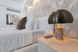 Suíte com design assinado, 1 cama King, para não fumantes | 1 quarto, roupas de cama premium