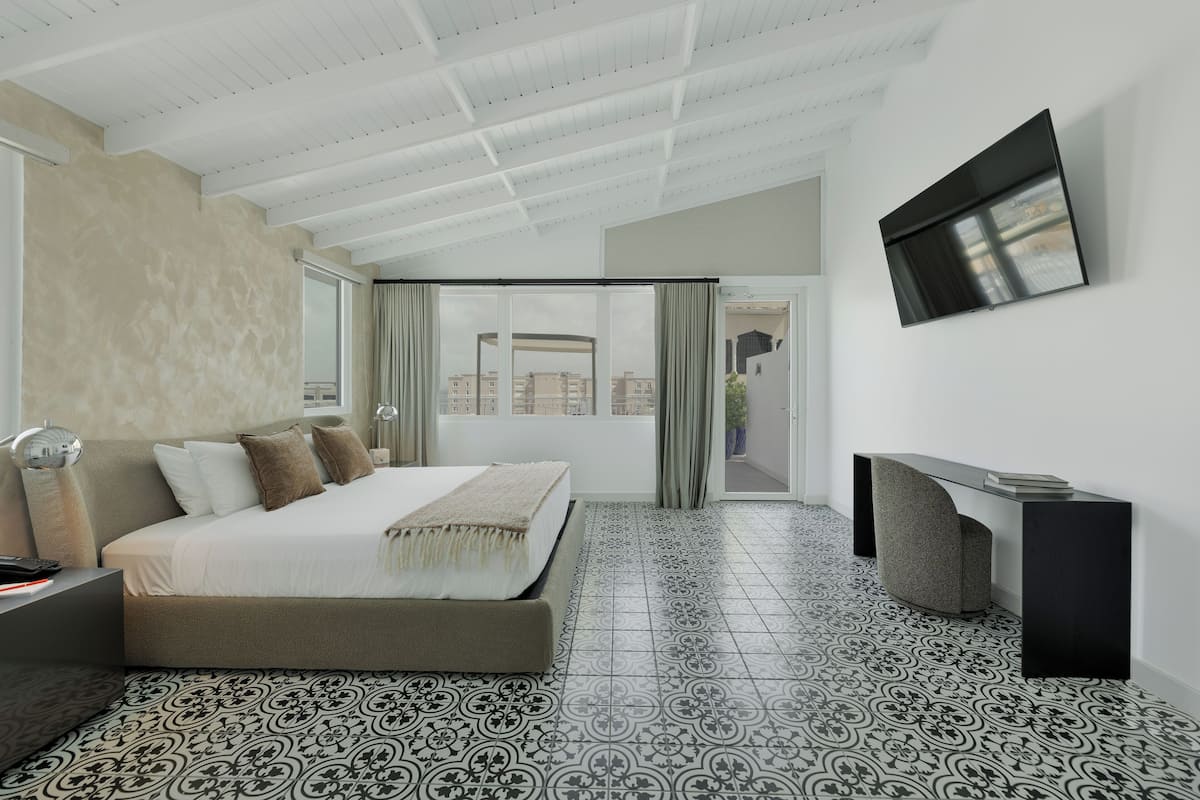 Panoramic Suite, City View | 1 bilik tidur, peralatan tempat tidur premium, busa memori