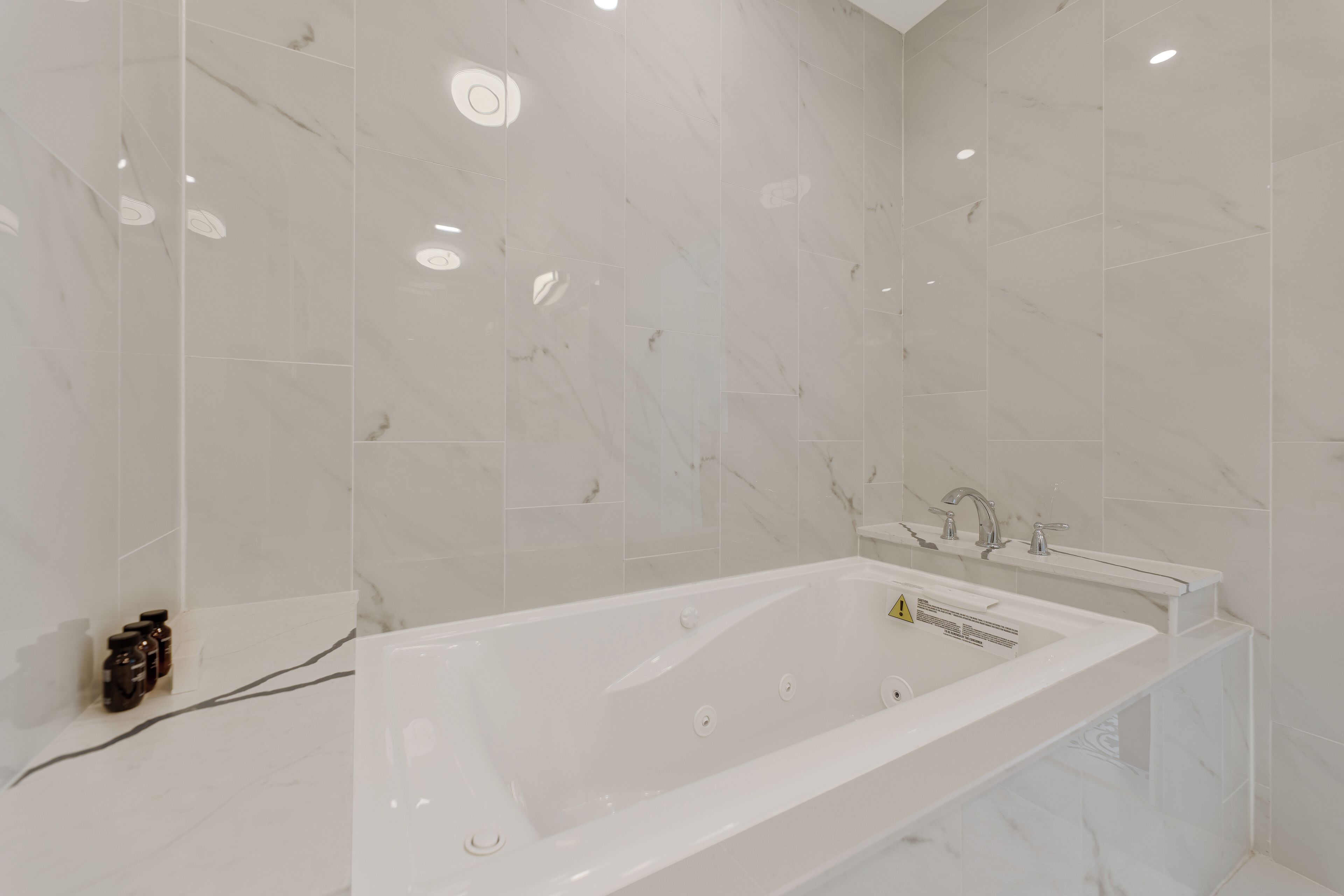 Un bany modern amb una banyera independent, un lavabo i una zona de dutxa.