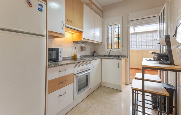 Fridge, oven, stovetop, dishwasher