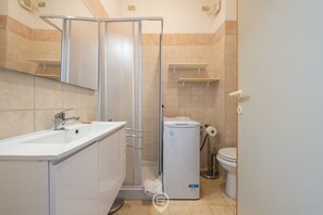 Dusche, Haartrockner, Bidet, Handtücher