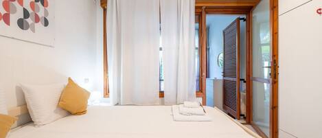 1 bedroom, travel cot, WiFi, bed sheets