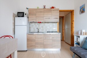 Kjøleskap, kokeplater, kaffetrakter/tekoker og kjøkkenutstyr