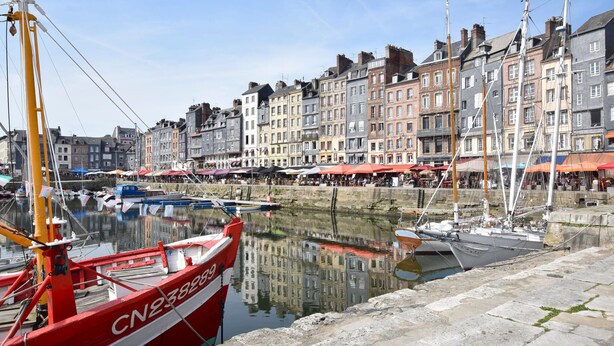 A harbor with moored boats, a stone quay, and historic buildings with varied architecture. - 3 bedroom gorgeous home in Amfreville (Amfreville)