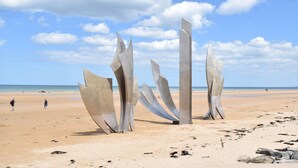 A beach with abstract sculptures and a clear sky. - 3 bedroom gorgeous home in Amfreville (Amfreville)