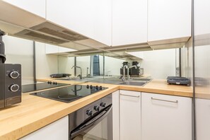 Kühlschrank, Mikrowelle, Ofen, Geschirrspüler