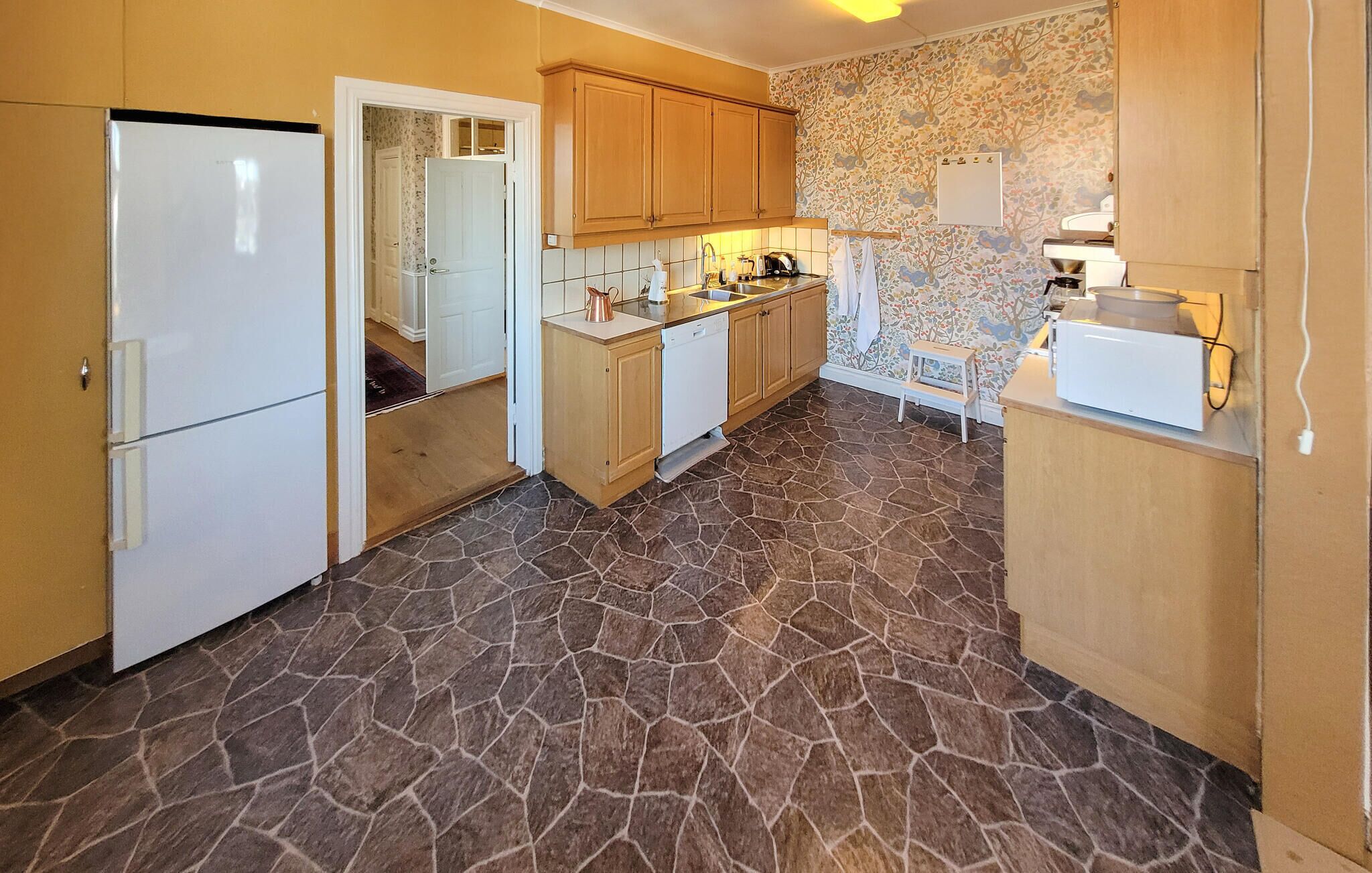 Fridge, stovetop, dishwasher, coffee/tea maker