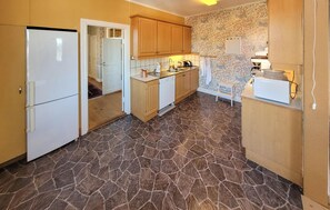 Kylskåp, spishäll, diskmaskin och kaffe- och tebryggare