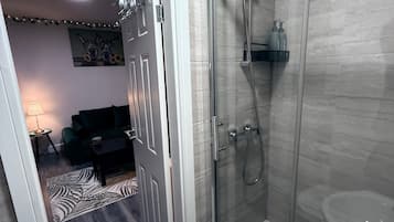 Leilighet | Bad | Dusj, håndklær og toalettpapir