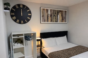 1 chambre, fer et planche à repasser, accès au Wi-Fi (inclus)