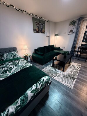 Apartment | Wohnbereich | Fernseher