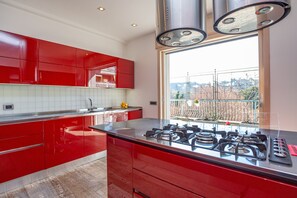 Kühlschrank, Mikrowelle, Ofen, Geschirrspüler