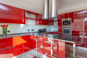 Kühlschrank, Mikrowelle, Ofen, Geschirrspüler