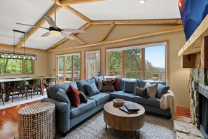 Smart-tv, een open haard en videospelletjes