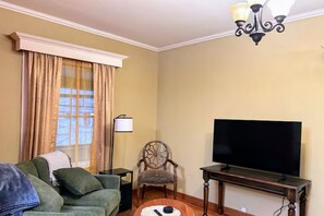 Fernseher, Kamin, B ücher