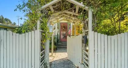 Historic Charm- 4 bedroom house in wonderful Fortuna with hot tub