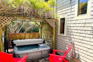 Outdoor spa tub - Historic Charm- 4 bedroom house in wonderful Fortuna with hot tub (Fortuna)