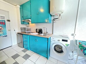 Geladeira, micro-ondas, cooktop, cafeteira/chaleira