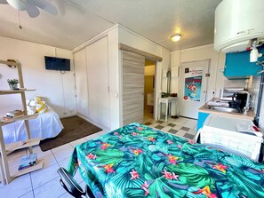Ferros/tábuas de passar roupa, berço de viagem, Wi-Fi, roupa de cama