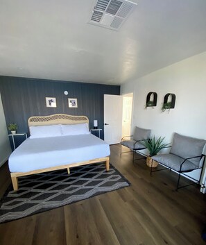 3 slaapkamers, een strijkplank/strijkijzer, gratis wifi, beddengoed
