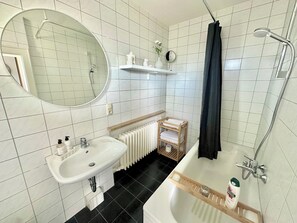 Haartrockner, Handtücher, Seife, Toilettenpapier