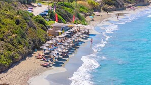 Nær stranden, solsenger og strandhåndklær