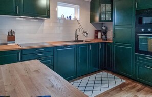 Kühlschrank, Geschirrspüler, Wasserkocher mit Kaffee-/Teezubehör