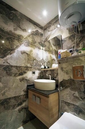 Haartrockner, Handtücher, Seife, Toilettenpapier