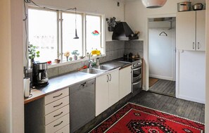 Kylskåp, spishäll, diskmaskin och kaffe- och tebryggare