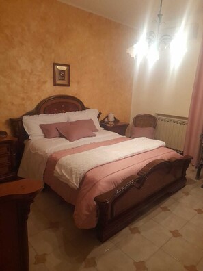 3 habitaciones, tabla de planchar con plancha, wifi y ropa de cama 