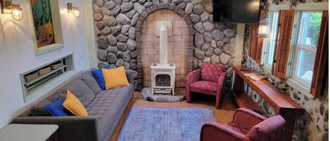 TV, caminetto, libri