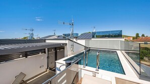A rooftop pool area with a clear view of the surrounding buildings and a clear sky. - Stunning home in Vodice with sauna (Vodice)