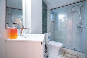 Suihku, hiustenkuivaaja, pyyhkeet, saippua