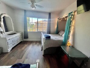 5 bedrooms, desk, iron/ironing board, travel crib