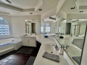 Suihku, hiustenkuivaaja, pyyhkeet, saippua