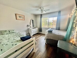 5 makuuhuonetta, työpöytä, silitysrauta/-lauta, vauvan matkasänky