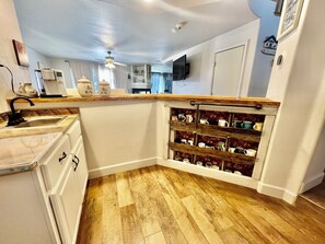 Kylskåp, mikrovågsugn, ugn och spishäll