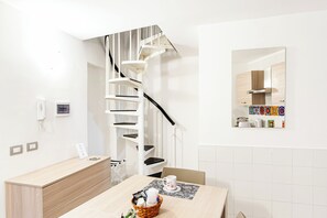 เบสิกดูเพล็กซ์, ปลอดบุหรี่, ห้องน้ำส่วนตัว | บริเวณนั่งเล่น | สมาร์ททีวี